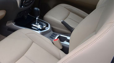 Nissan Navara N-Guard tinted sunroof