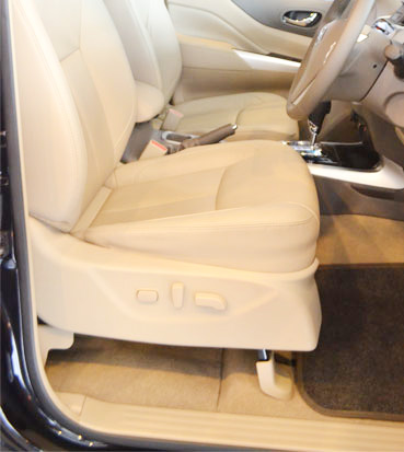 Nissan Navara detail shot of the shift knob